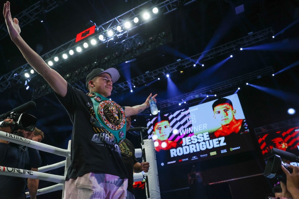 SENSATIONAL RODRIGUEZ STOPS RUNGVISAI IN SAN&nbsp;ANTONIO